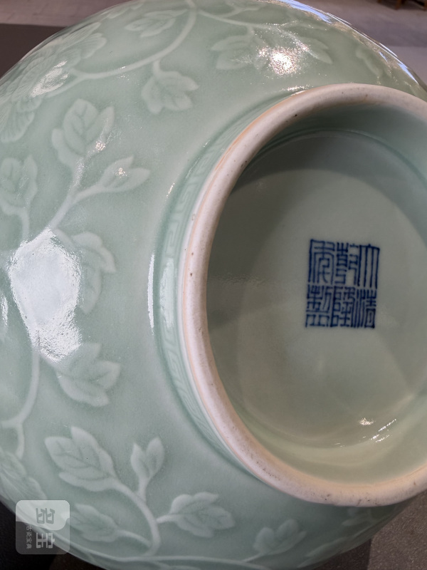 清乾隆 豆青釉模印缠枝牡丹纹大碗 - 图13